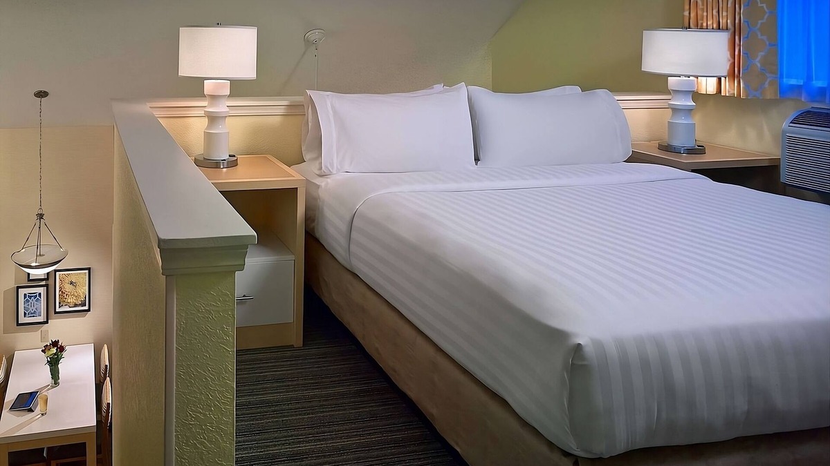 White Station House | Pleasant Stay! w/ Kitchen, Parking, Pets Allowed, Near Fire Museum of Memphis!