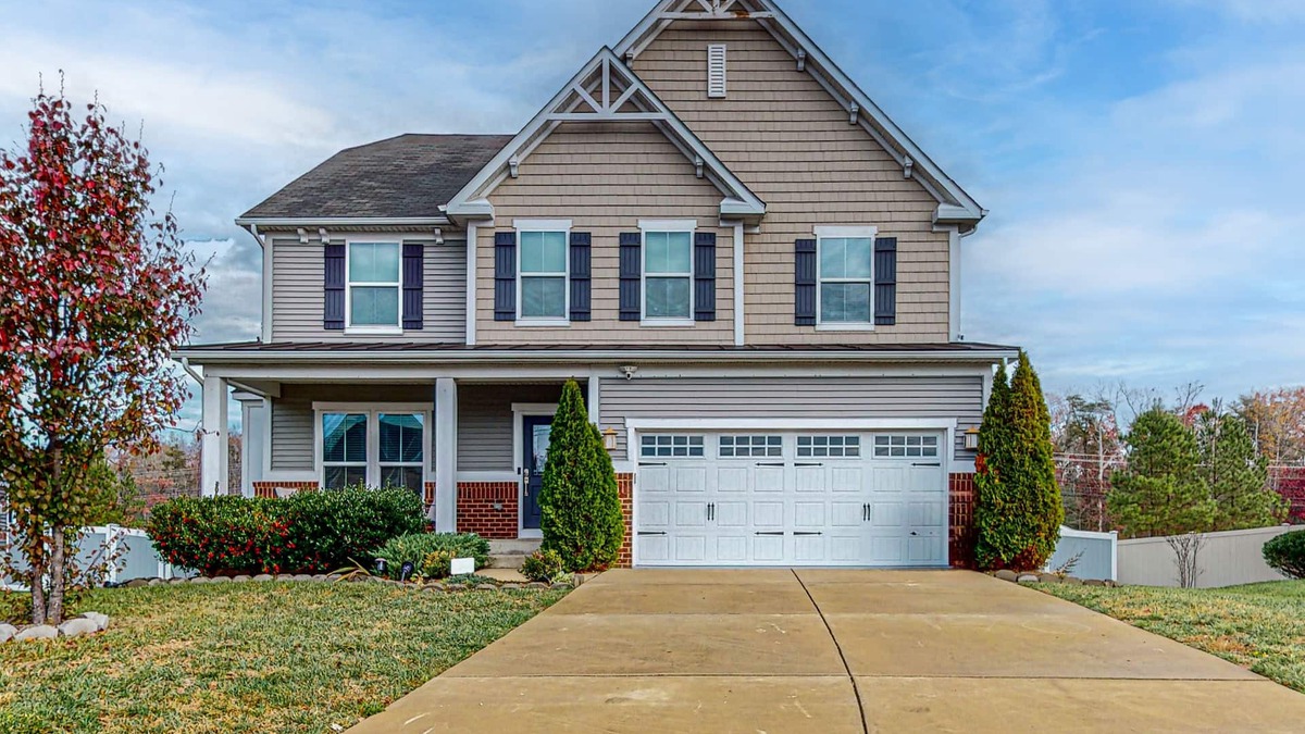 Waldorf House | Pleasant White Plains home with in-home gym, game tables, & jetted tub