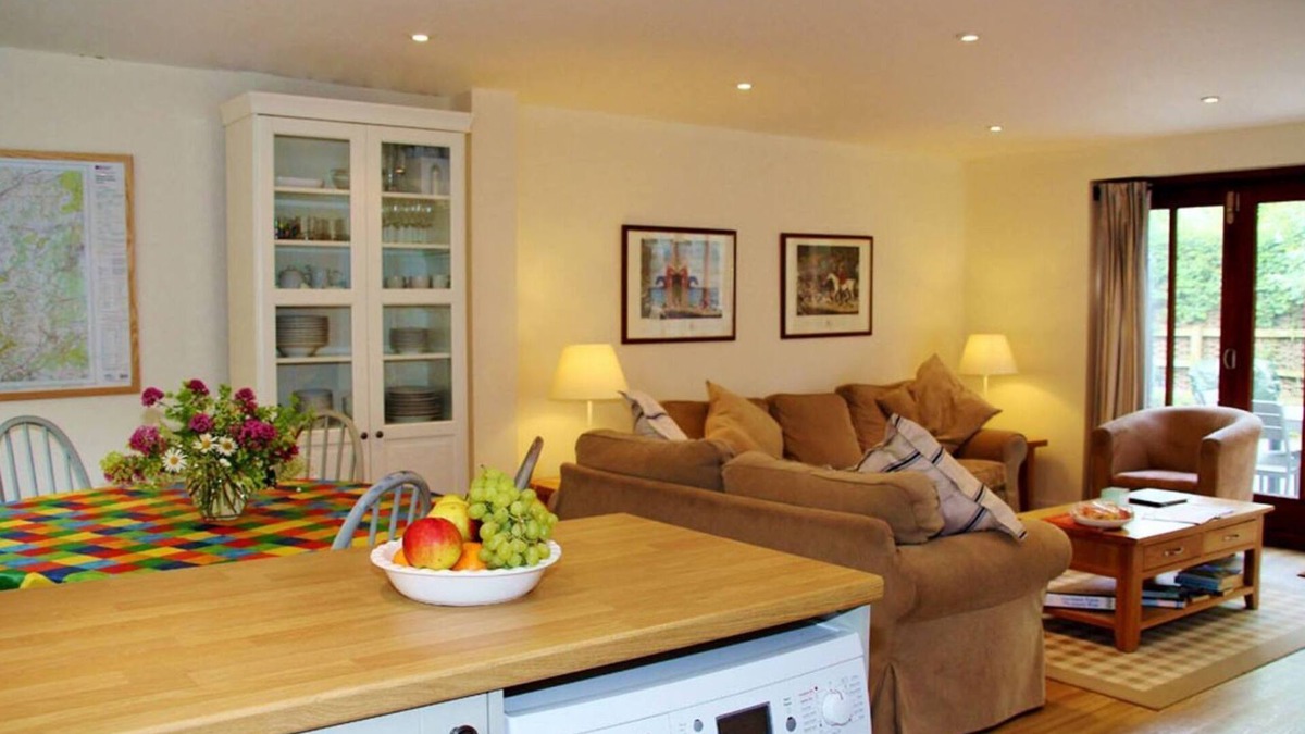 East Tisted Cottage | Pleasure Row - a cottage that sleeps 8 guests in 3 bedrooms