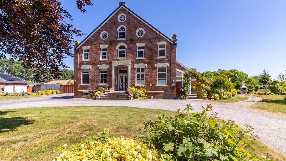 Rysum Apartment | Plenty of space to play - vacation apartment in the Gulfhof with pool table