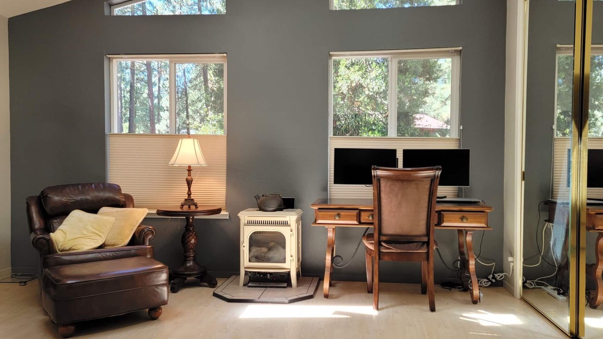 Plumas Eureka Estates House | Plumas Pines 2/2 + bonus room- Fireplace-Spa Tub - Remote Work- Weekly Discount