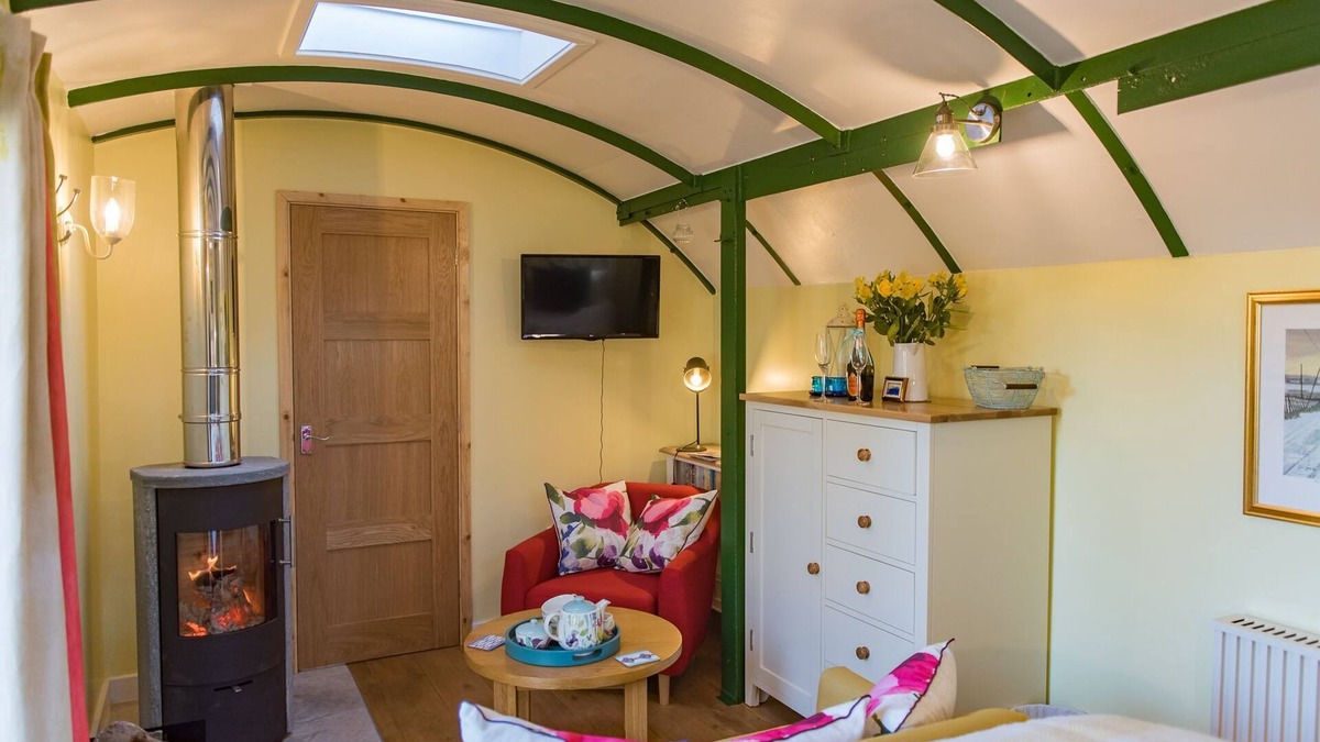 Stuppington Cabin | Plumcot Halt by Bloom Stays - sleeps 2 in 1 bedroom