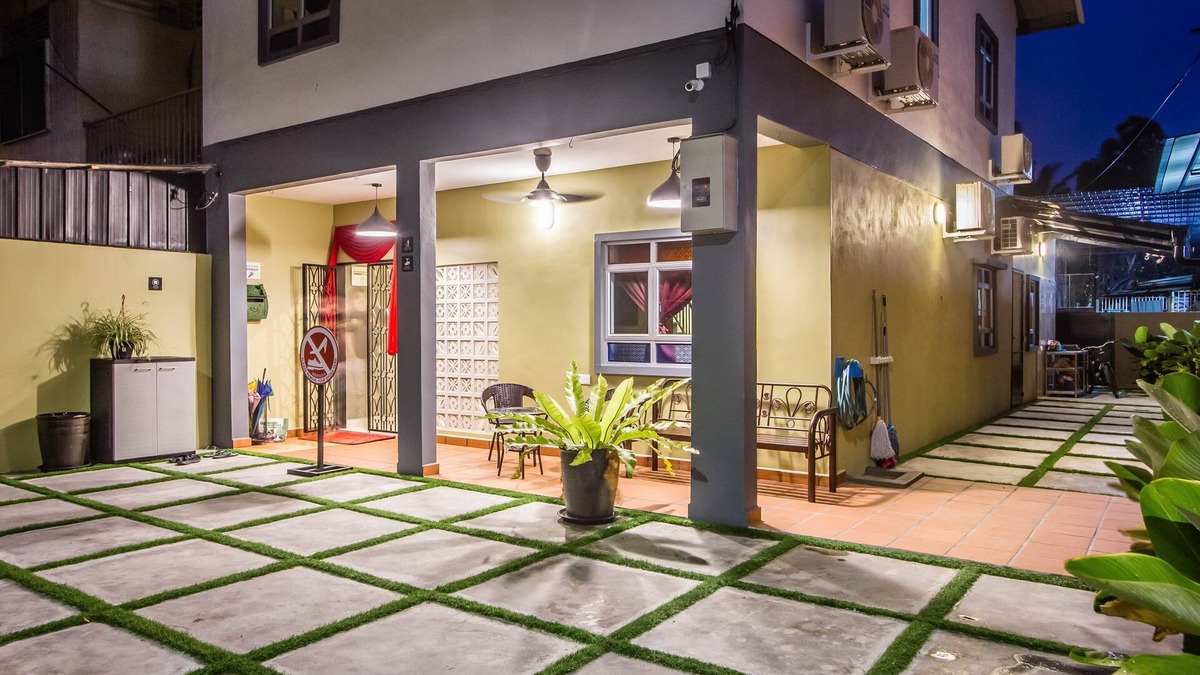 Benggali Hotel | Plumeria 5BR Garden House by uBook