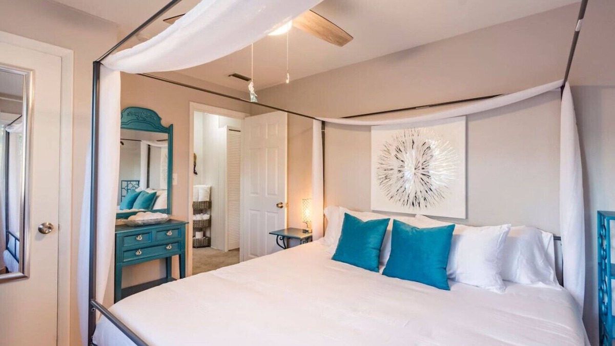 St. Petersburg - Clearwater House | Plush K&Q Beds w/Hot Tub near St Pete & Beaches