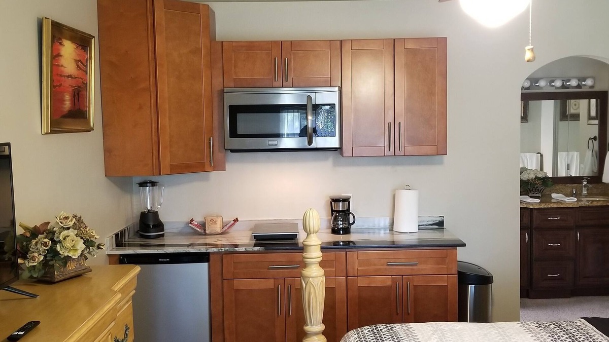 Ludlam Bed & Breakfast | Plush Suite -Private Entrance-Kitchen-Bath