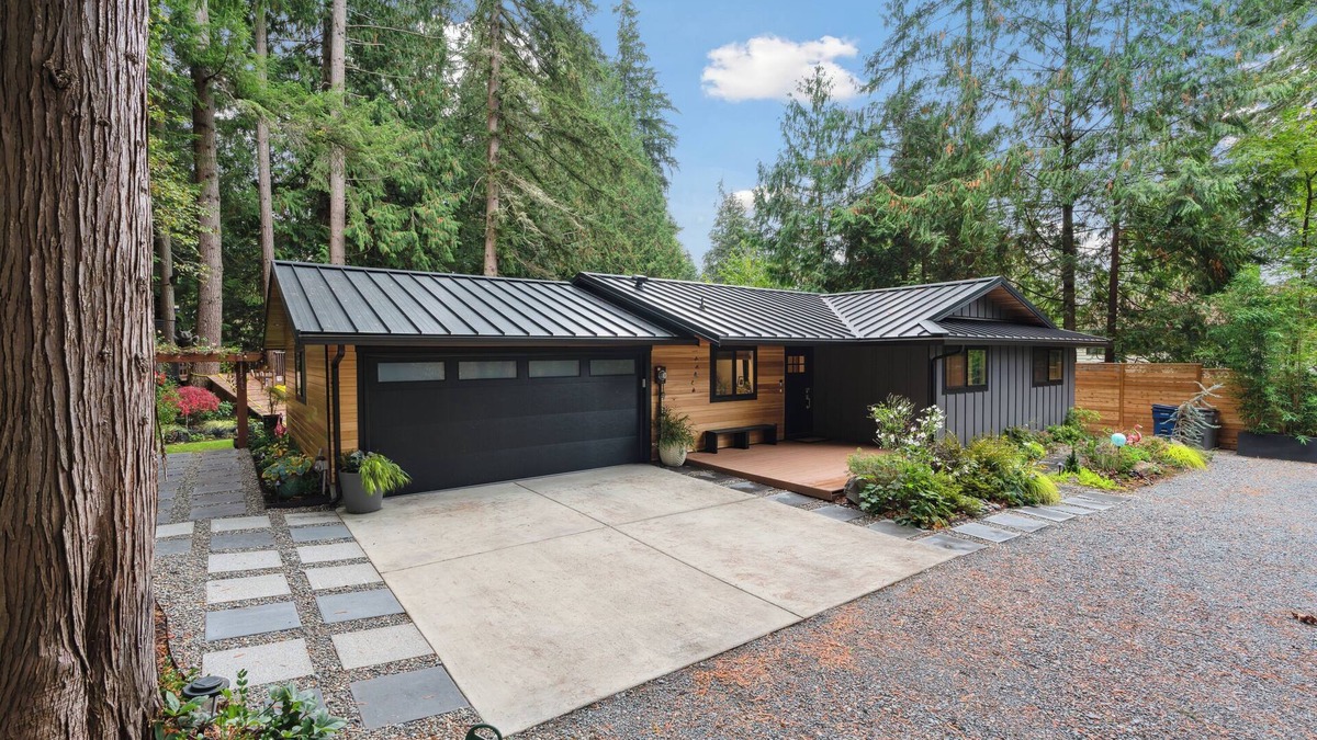Alderwood Manor House | PNW Summer Haven - Close to Light Rail, Downtown, & Mtns