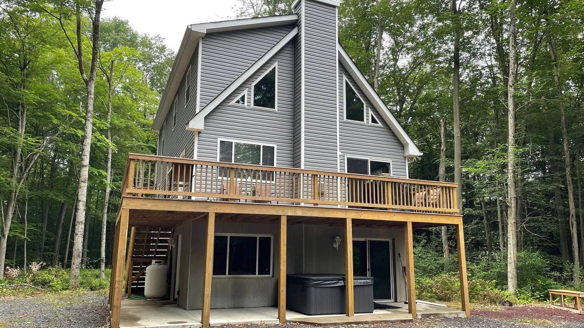 Albrightsville Ski Chalet | Pocono Chalet,2 Acres,Hot Tub,Pool Table,Firepit,Gas Fireplace,A/C,Pets OK