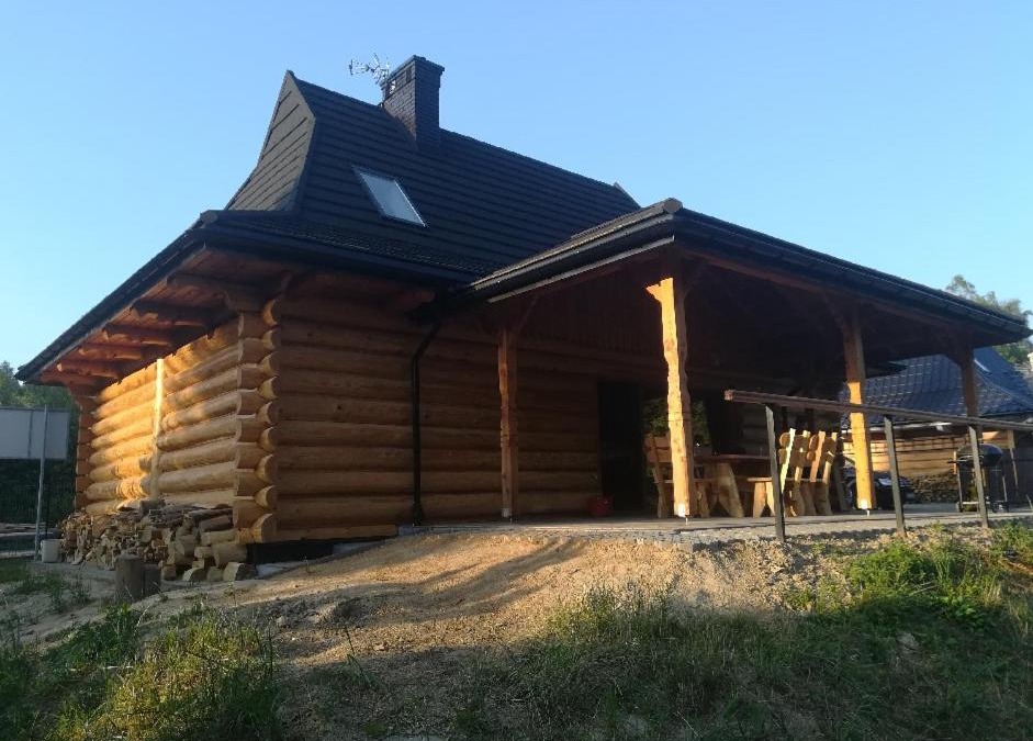 Kombornia Cabin | POD BRZĘCZĄCYMI TRZMIELAMI