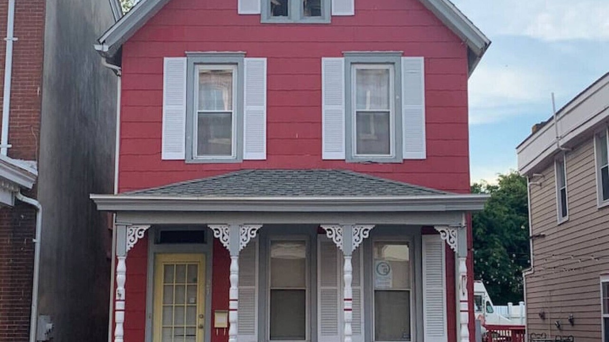 Milford House | Poe Themed Home Close to Beaches and DE Turf