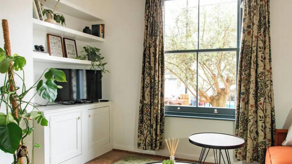 Walthamstow Apartment | Poet's Corner - Charming Victorian Home