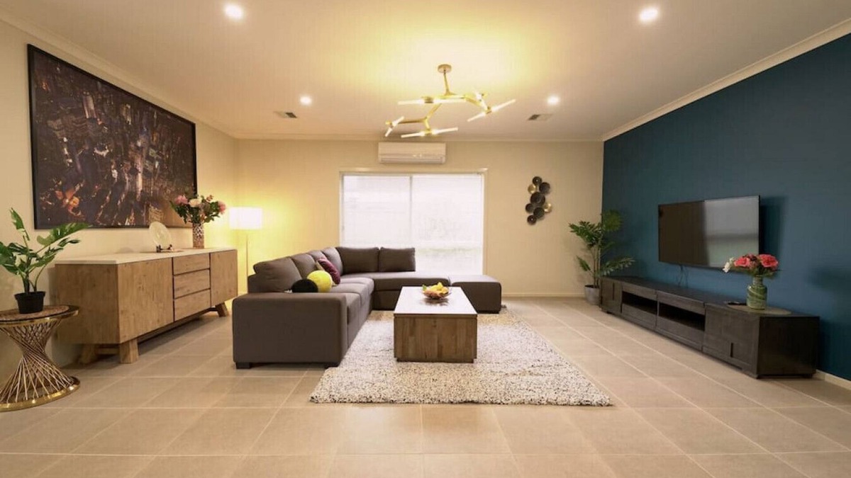 Point Cook House | Point Cook 6 BRM 4-Bathroom House for Big Group