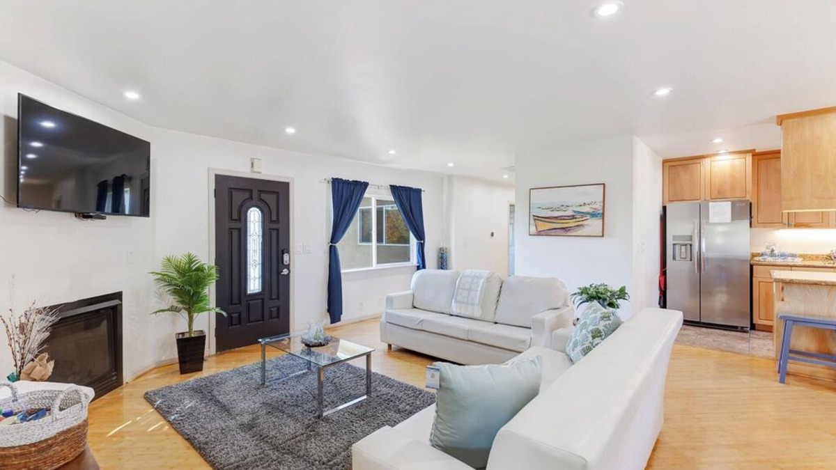 Point Loma Heights House | Point Loma 3 bedroom/2bath. Unit B upstairs.