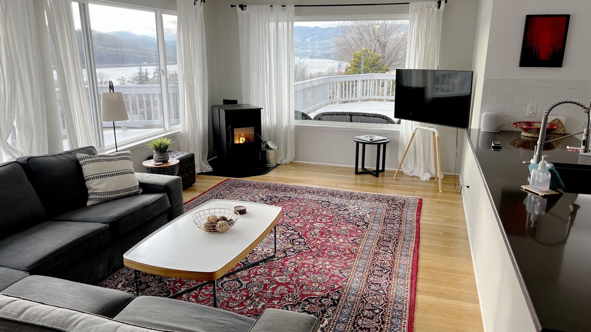 Lyle House | Point Lyle, River Views, Pellet Stove, Scenic!