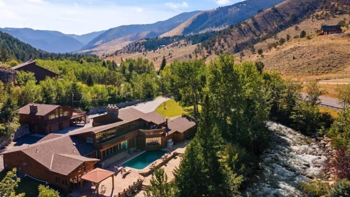 Red Lodge House | Point of Rocks near Beartooth Pass and Yellowstone