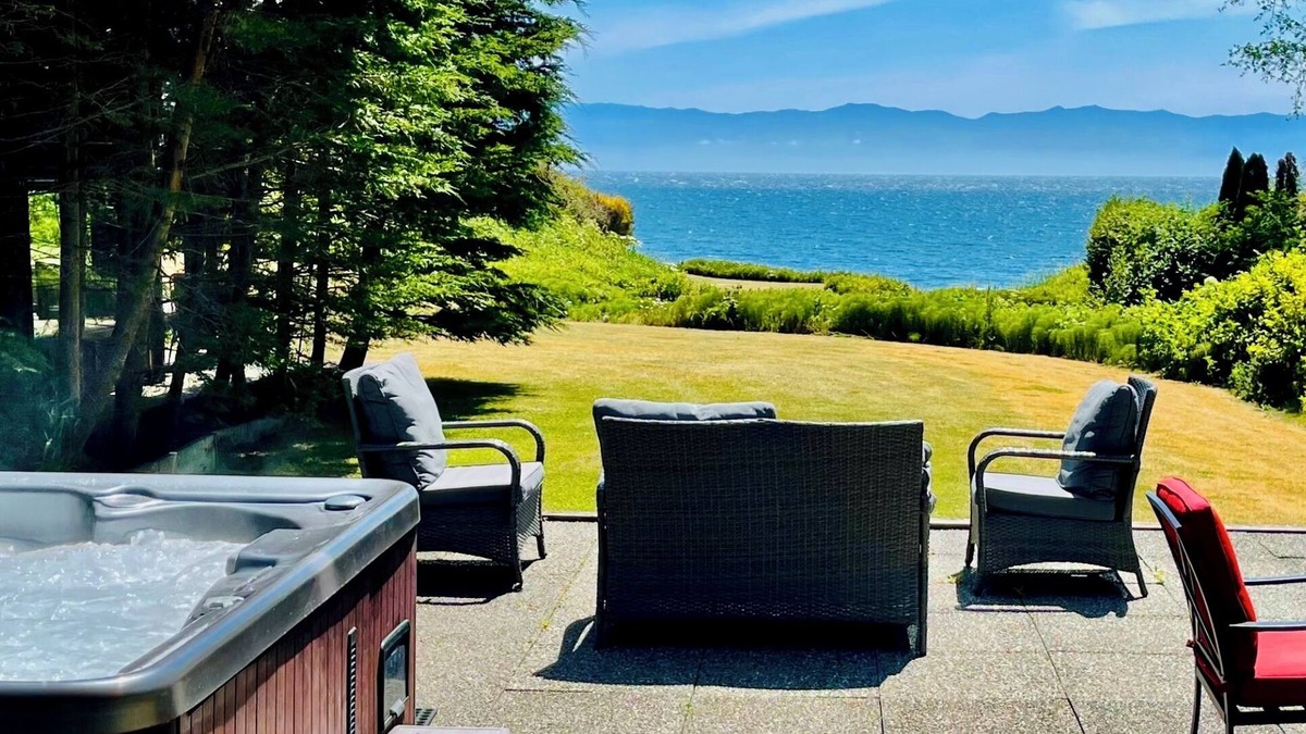 Juan de Fuca Electoral Area House | Points West Oceanfront Resort 2 Bed Ocean Point Suite