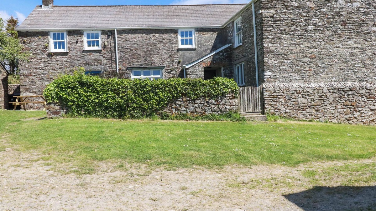 Veryan Cottage | POLCREEK FARMHOUSE, pet friendly, with open fire in Veryan