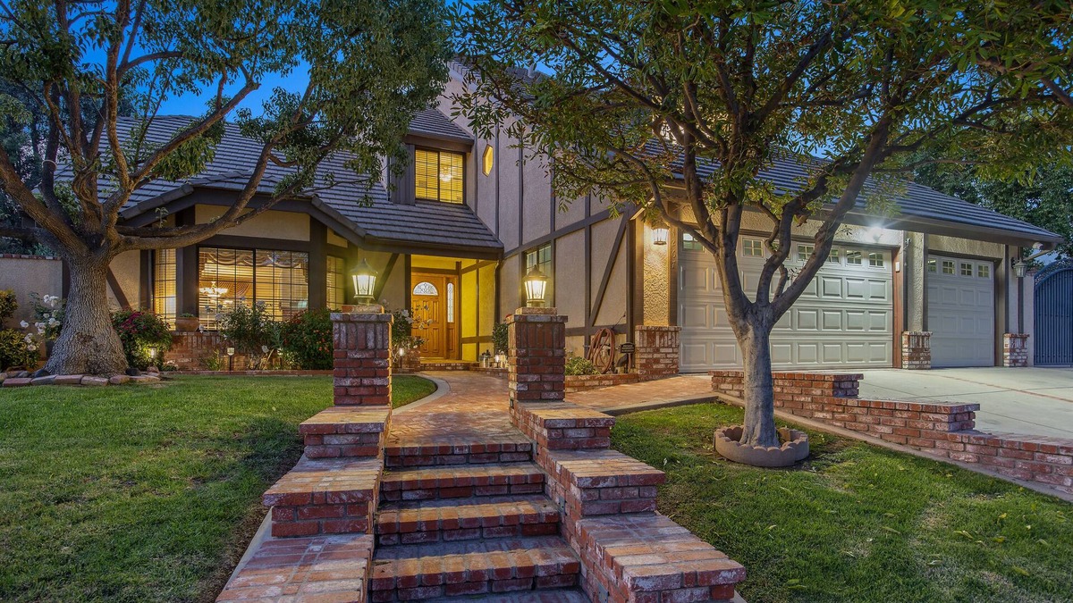 Simi Valley House | Poltergeist Movie House – Premium Stay with Pool, Hot Tub, Fire Pit & More