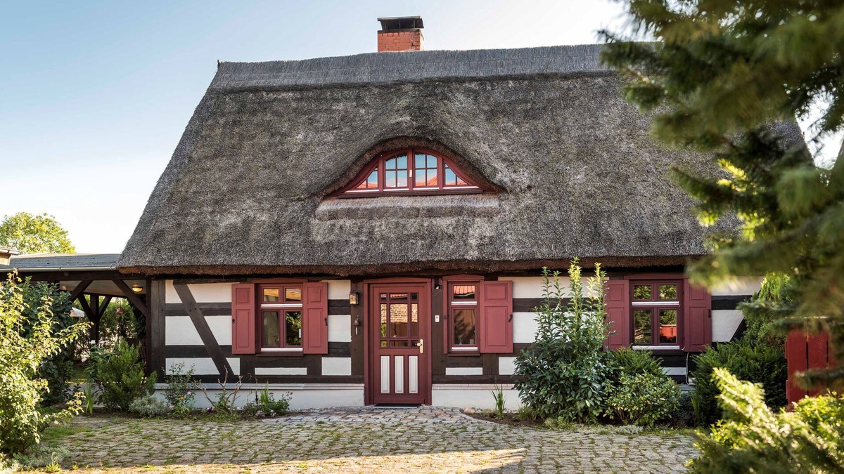 Luckow House | Pommernhaus Seevogelhof in Rieth fireplace rowing boat - thatched half-timbered house,