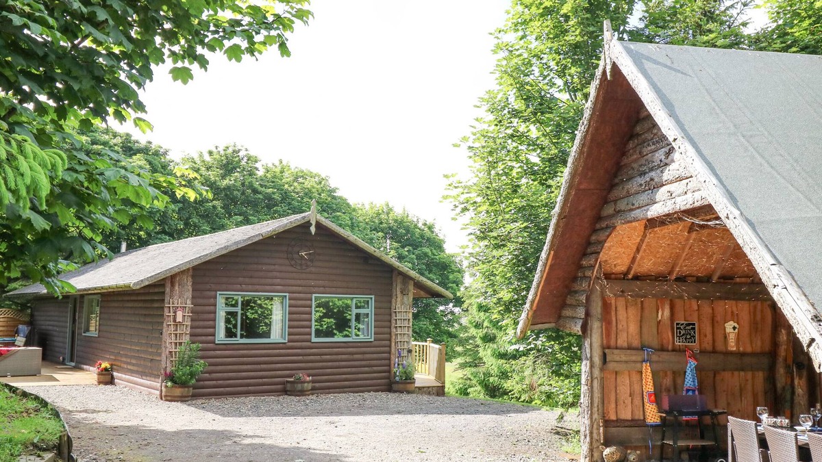 Great Fryup Dale Cottage | POND FARM WOODLANDS, pet friendly, with hot tub in Ugthorpe