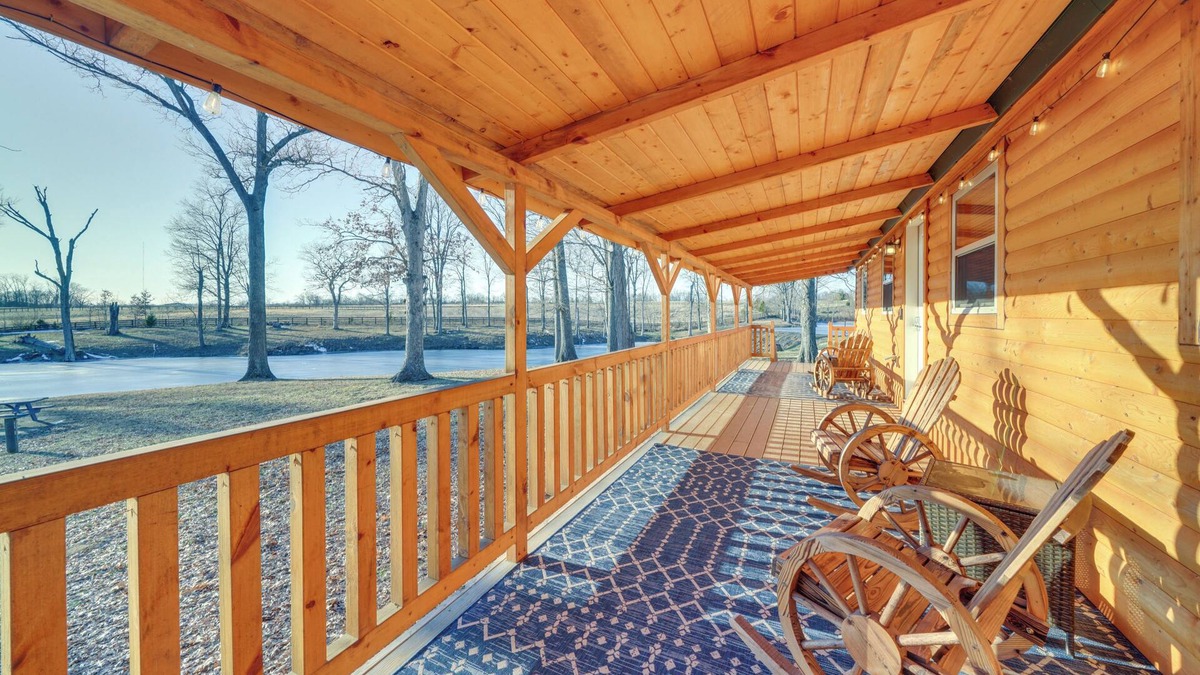 La Grange Cabin | Pond-View Cabin Near Louisville on Racehorse Farm!