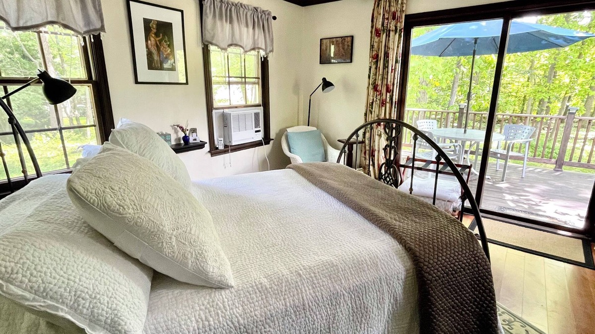 Doylestown Apartment | Pond View Cottage