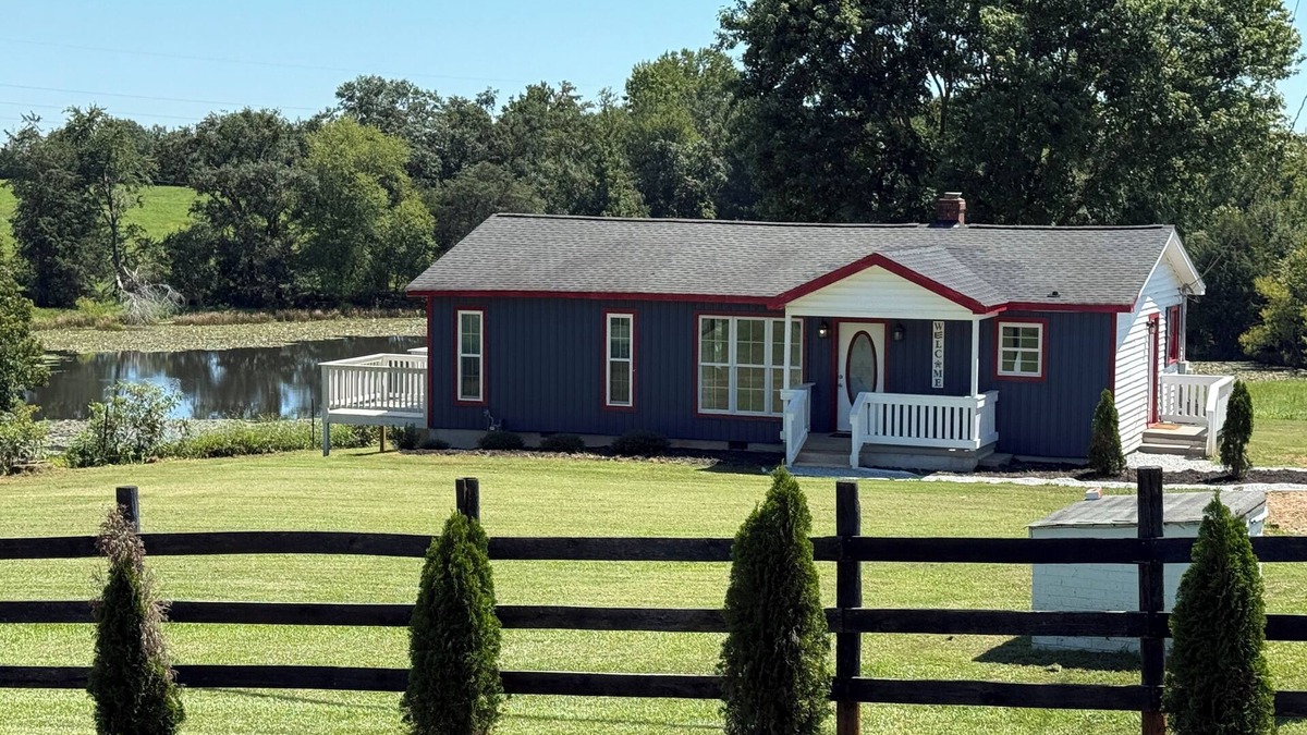 Greer House | Pond View provides a quiet privacy just 8 minutes from the airport.