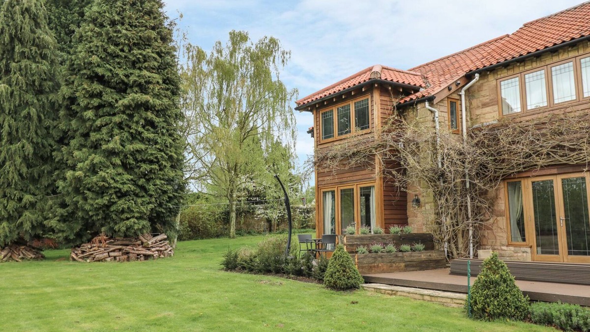 Cuckney Cottage | POND VIEW, with a garden in Cuckney