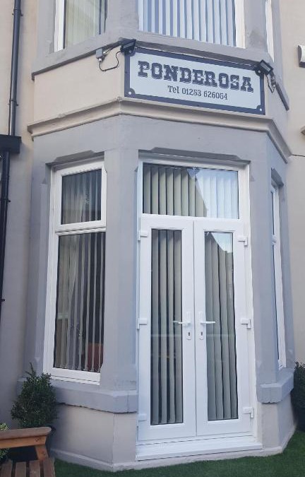 Blackpool Town Center House | PONDEROSA B&B with free onsite parking and breakfast included