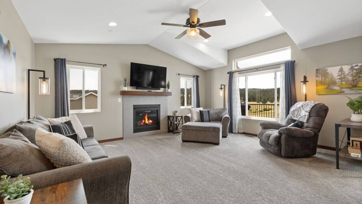 Colonial Pine Hills Apartment | Ponderosa Mile Retreat