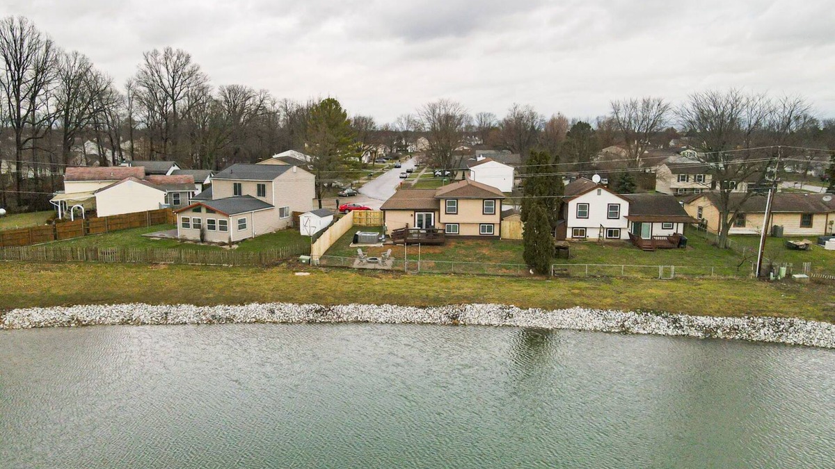 Hilliard House | Pondside Retreat 4BR w/Hot Tub & Pool Table & BBQ