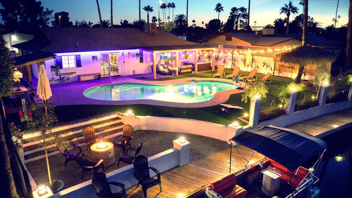 Dobson Ranch House | Pontoon Boat/Games/King Bed/Hot Tub/Family Fun!