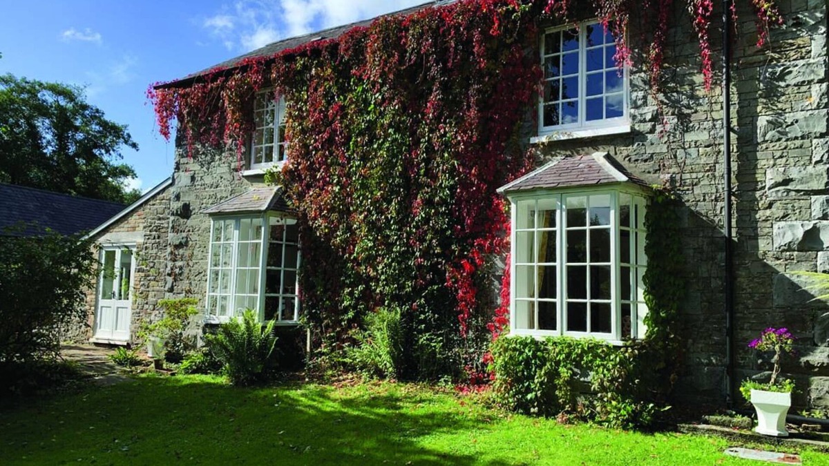 Ammanford Bed & Breakfast | Pontyclerc Farm House B&B
