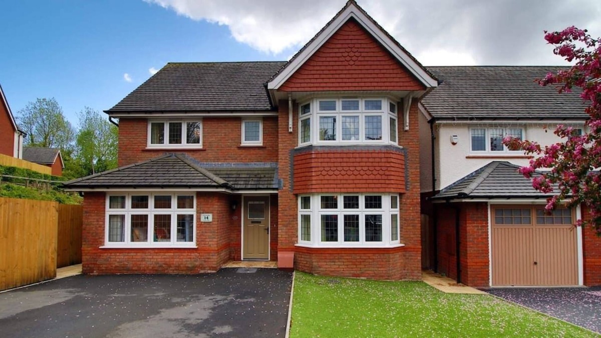 Coed-Y-Paen Apartment | Pontypool House by Mia Living (5 bedrooms, garden and parking)