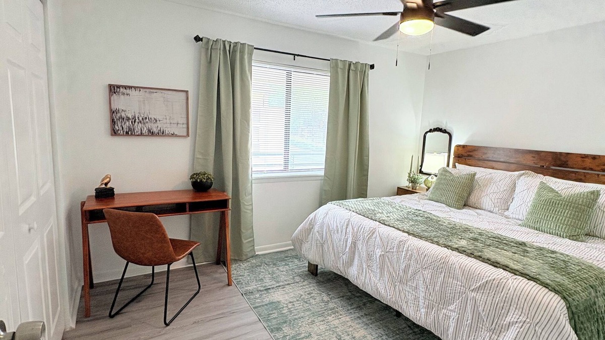 Tallahassee Condo | Pool/3min walk to FSU campus-sport stadiums/Gated/2 king beds/CollegeTown .6mile