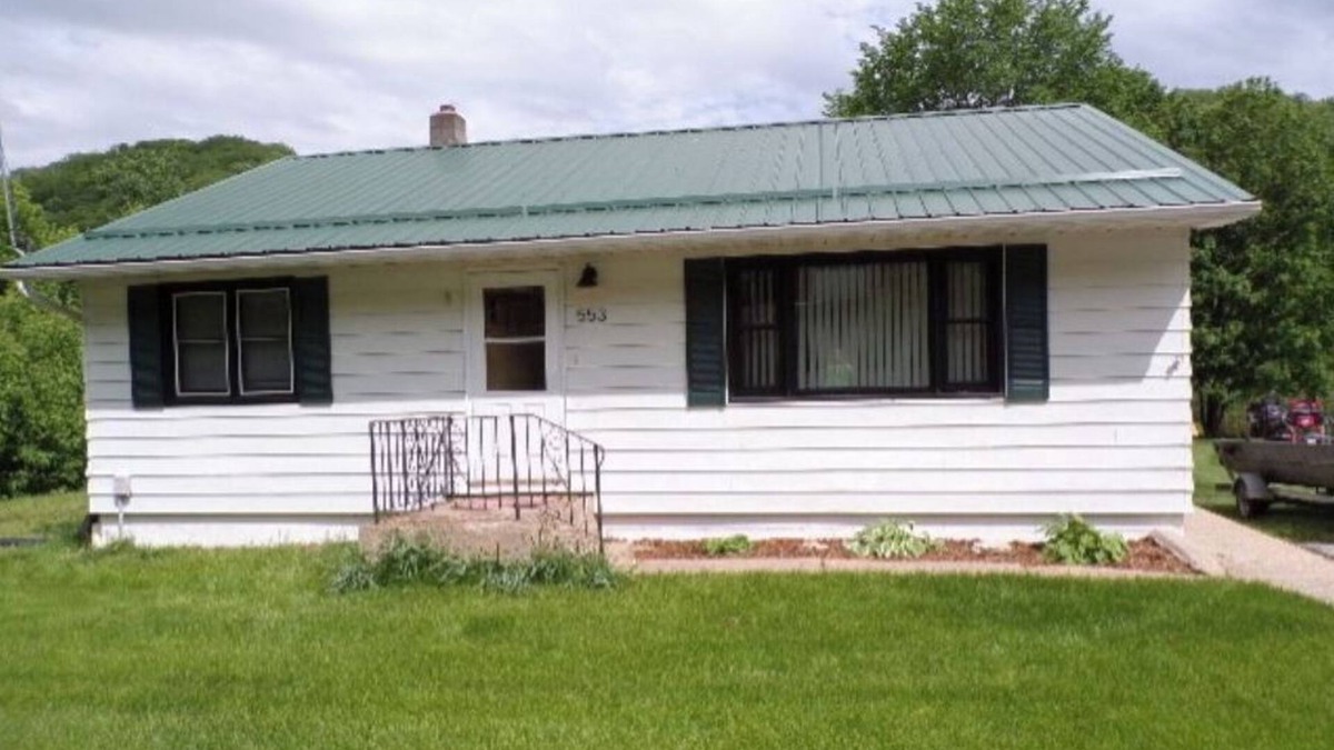 De Soto House | Pool 9 Guest House on Main Street, De Soto. We welcome fishermen!