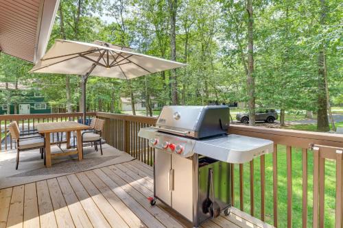 East Stroudsburg House | Pool and Lake Access, Yard Poconos Family Getaway