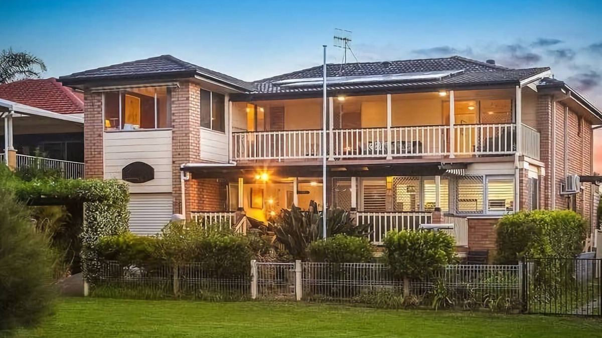 Killarney Vale House | Pool and Spa on the Lakefront Killarney Vale
