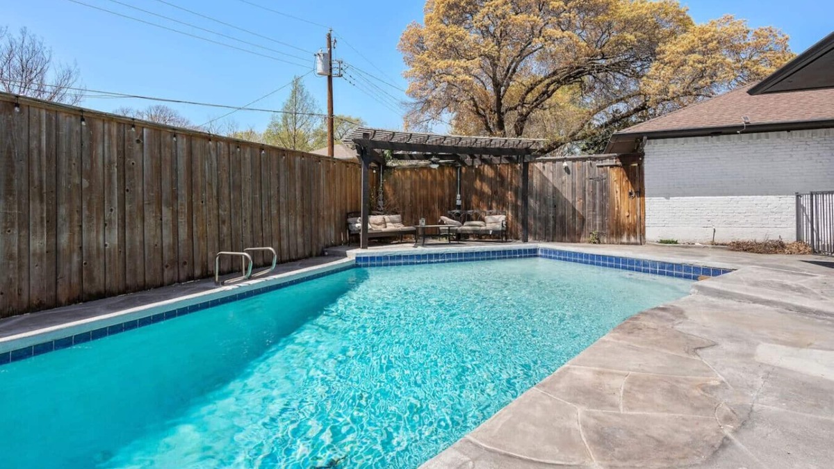 Lake Highlands Apartment | Pool | BBQ | Games | Gym | Patio | Workspace