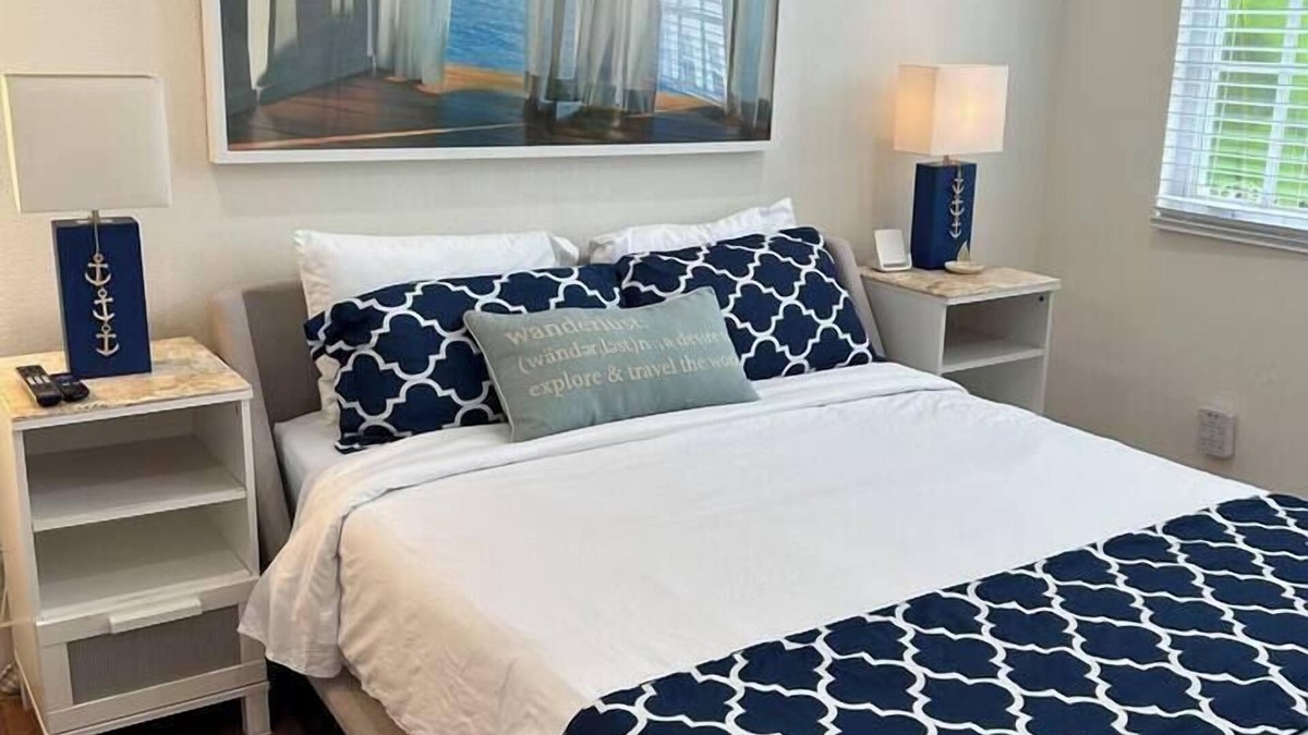 Palm Beach - West Palm Beach Apartment | Pool Beach Getaway Palm Beach 1 Bedroom w/Kitchen