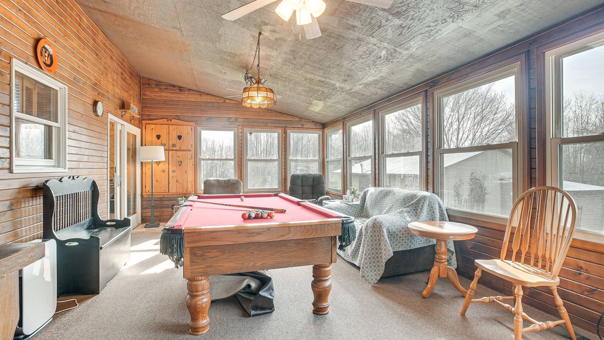 Mount Vernon House | Pool, Deck & Fire Pit: Dog-Friendly Ohio Escape!