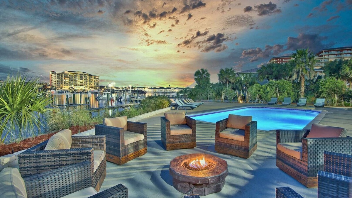 Holiday Isle House | Pool, Fire Pit, Free Boat Ride | Navigators Nest