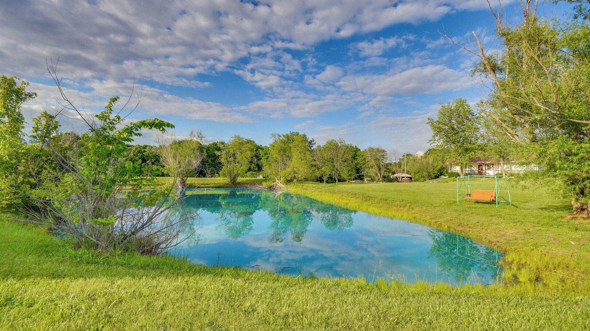 Stoutsville Apartment | Pool & Fishing Access: Apt Near Mark Twain Lake