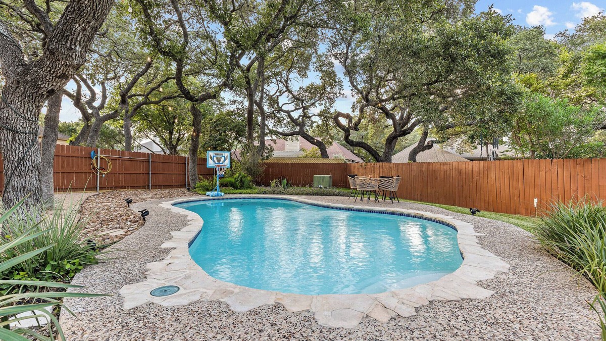 Braun's Farm House | Pool & Game Room By 6 Flags & SeaWorld - Sleeps 10