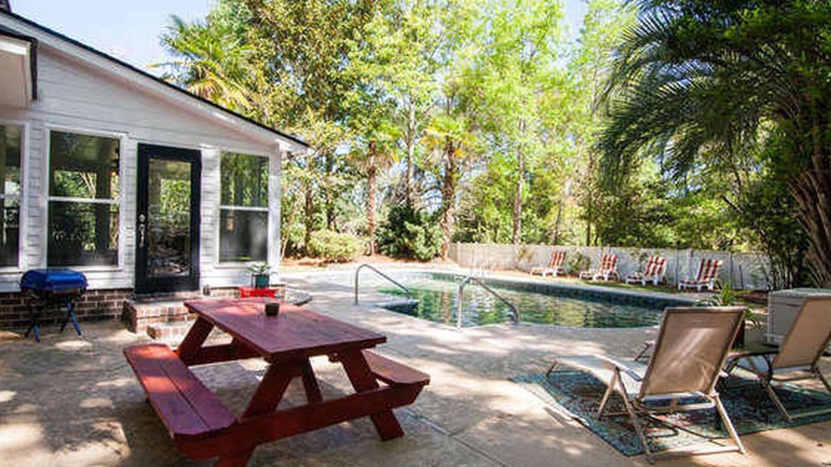 Charleston House | Pool. Great Location. 5 mi to Folly or Downtown