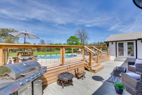 Grapeland House | Pool, Grill and Fire Pit Grapeland Farm Retreat