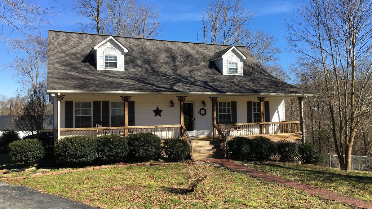 Byrdstown House | Pool/Grill, Dale Hollow Lake and nearby Sunset Marina with Mountain view