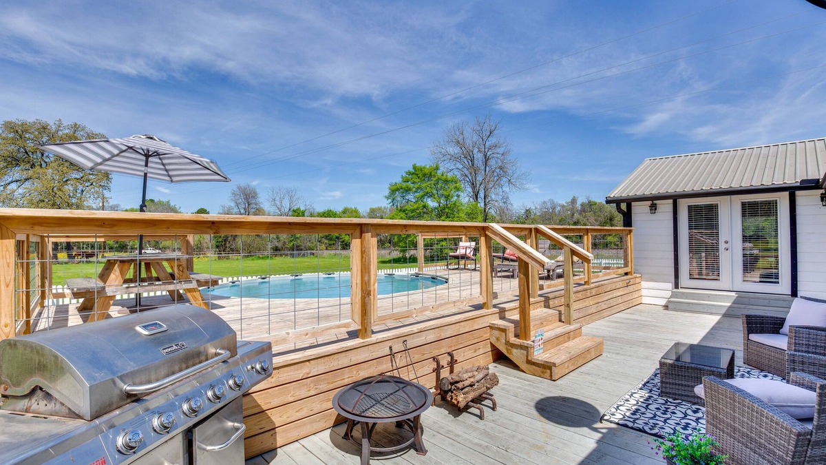 Grapeland House | Pool, Grill & Fire Pit: Grapeland Farm Retreat