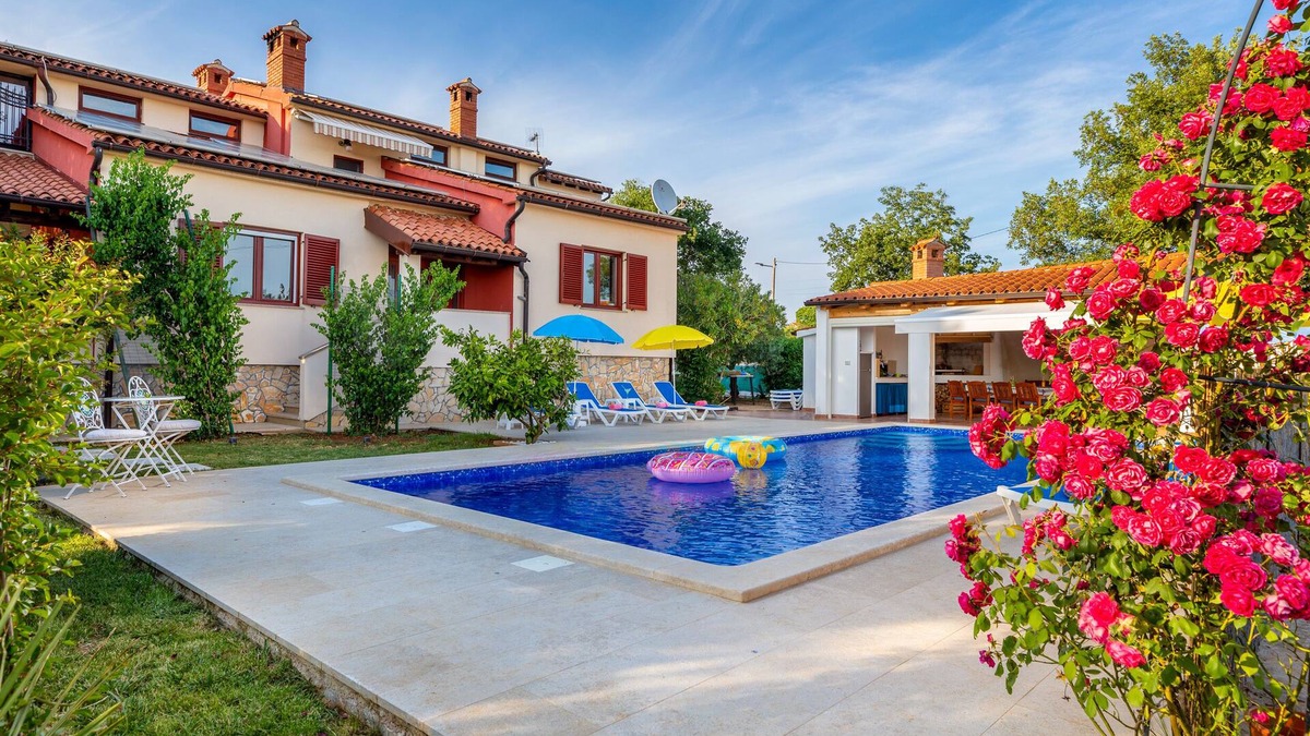 Loborika House | Pool, grill, WiFi, bicycles, billiards, dishwasher, washing machine