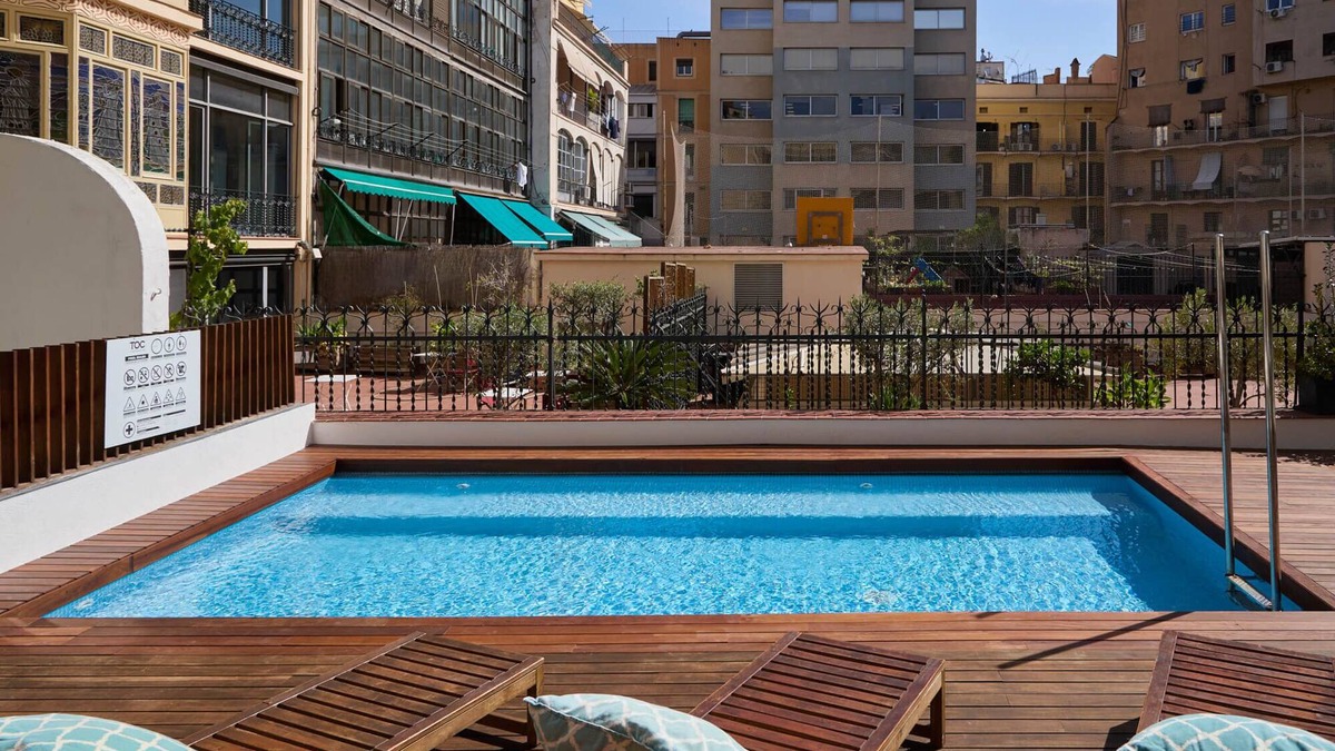 Esquerra de l'Eixample Bed & Breakfast | Pool Guest House in the center! Perfect for big groups, central location!