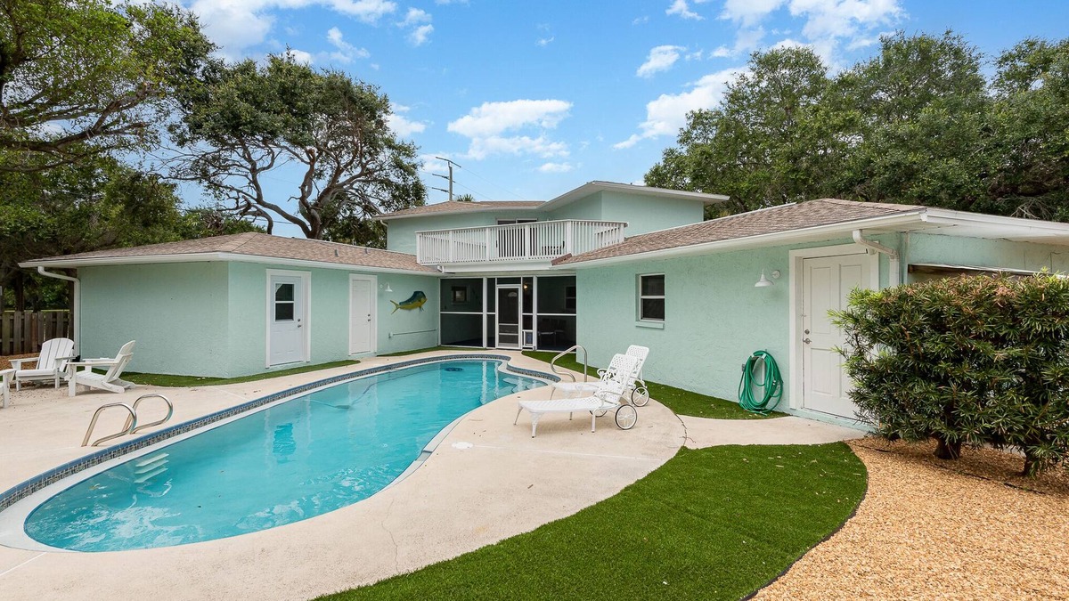 Cape Caneveral Beach Gardens House | Pool home > 1/2 miles to beach 1 mile to Port Watch Rockets take off and land
